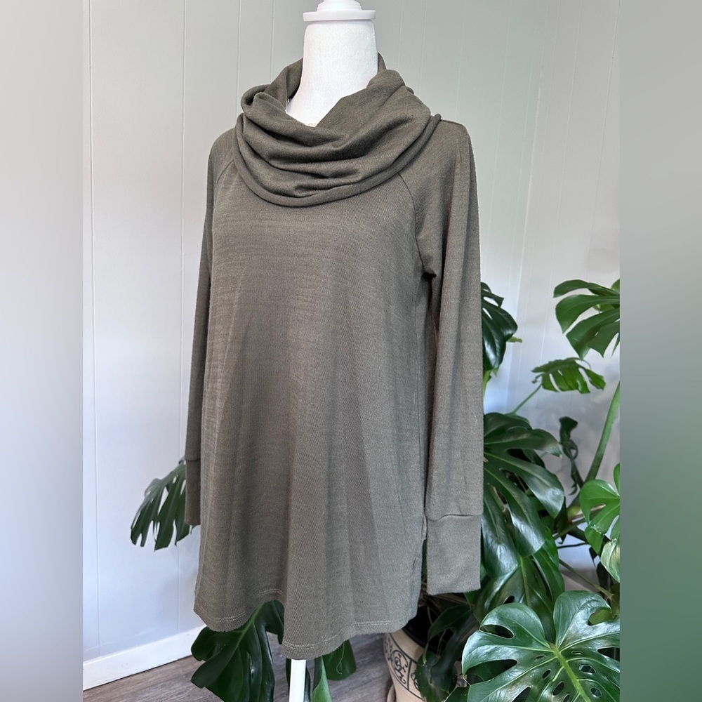 #8) Cupio knit turtleneck green top size tags removed pit to pit measure 19”